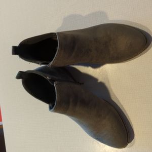 8 worn once zip side Corkys